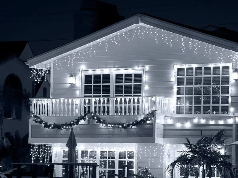 Kalėdinė girlianda - varvekliai 12 m, ŠALTAI BALTA. 300 LED su BLUE FLASH funkcija