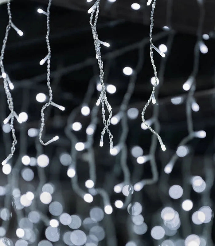 Kalėdinė girlianda - varvekliai 12 m, ŠALTAI BALTA. 300 LED su BLUE FLASH funkcija