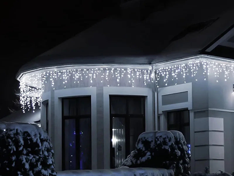 Kalėdinė girlianda - varvekliai 12 m, ŠALTAI BALTA. 300 LED su BLUE FLASH funkcija