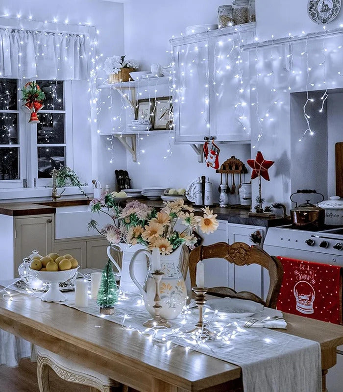 Kalėdinė girlianda - varvekliai 12 m, ŠALTAI BALTA. 300 LED su BLUE FLASH funkcija