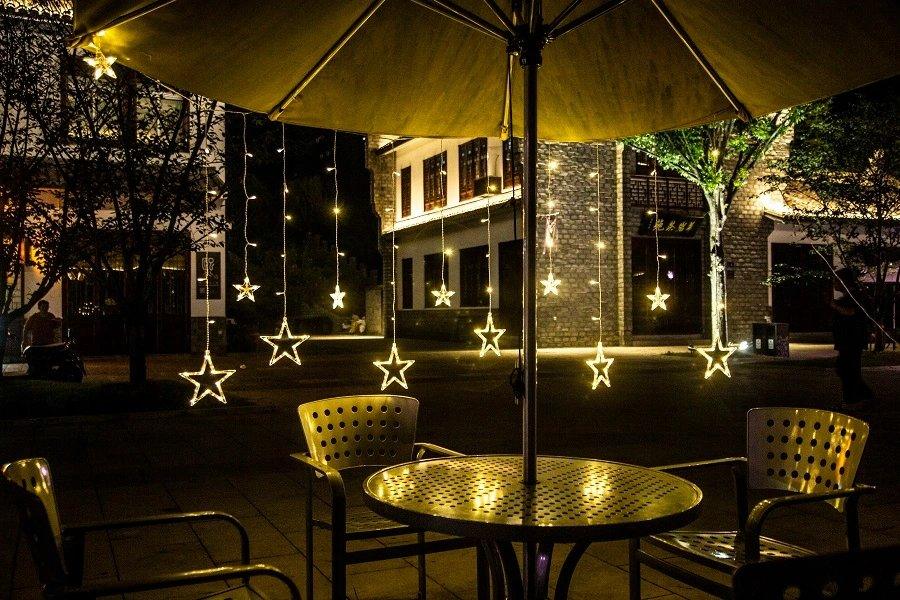 138 LED girlianda užuolaida - varvekliai šiltai baltos spalvos - Piki