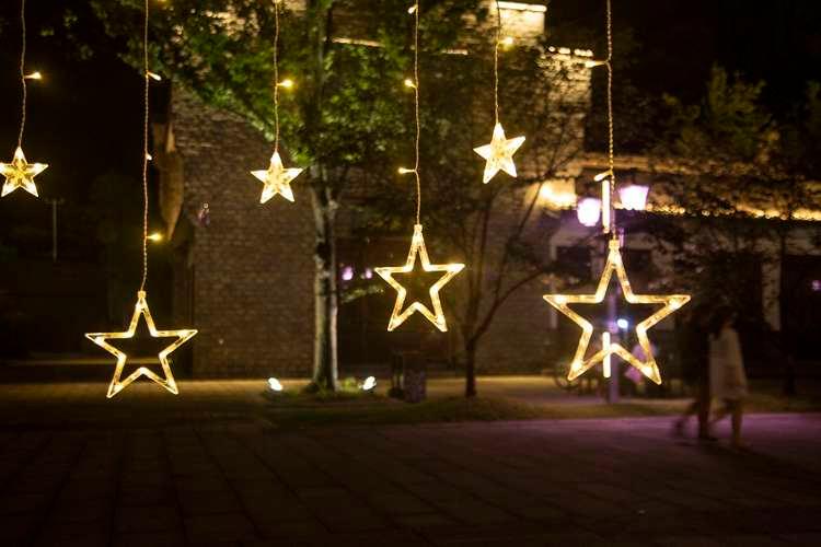 138 LED girlianda užuolaida - varvekliai šiltai baltos spalvos - Piki