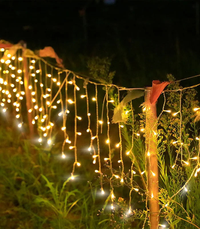 Kalėdinė girlianda - varvekliai 20 m, ŠILTAI BALTA. 500 LED  su FLASH funkcija